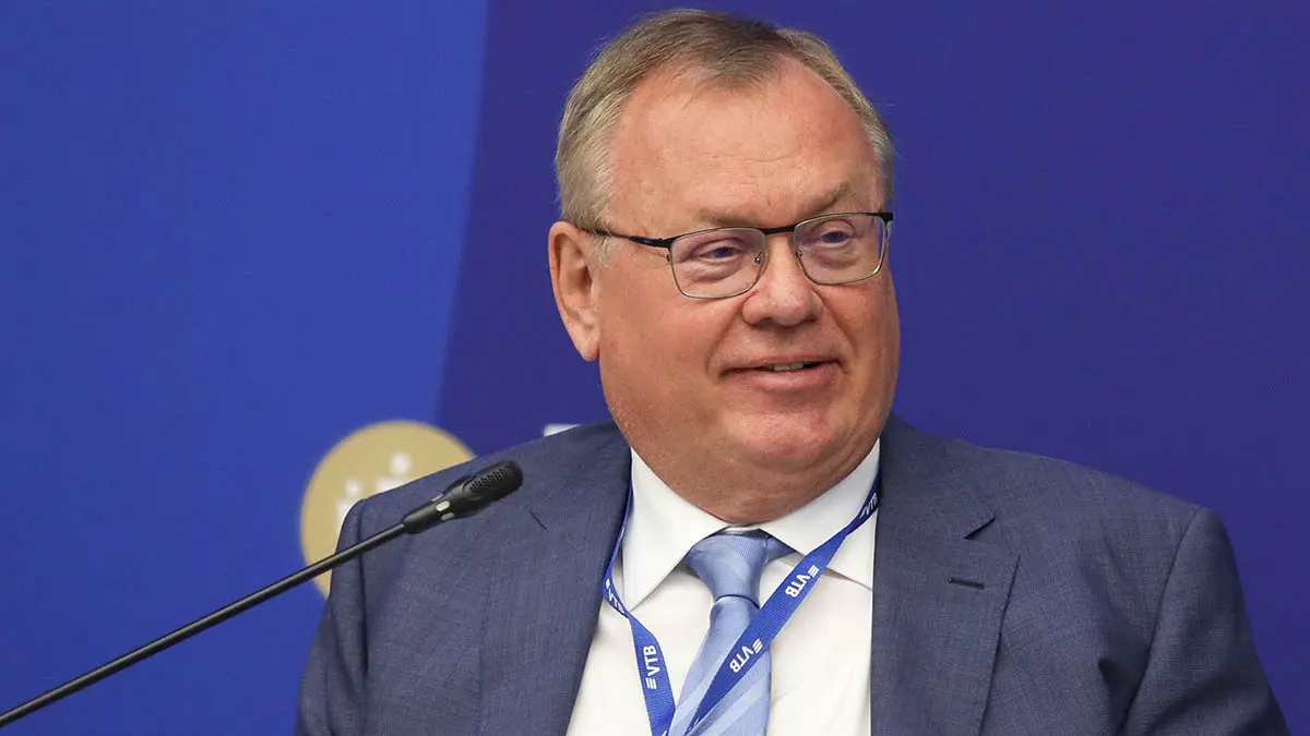 Костин в разговоре об экономике РФ вспомнил анекдот о деде со свистящими ушами