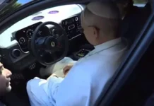 Папа Лев XIV оценил Ferrari с Элканном, сравнив её с Lada Azimut papa lev oczenil s elkannom sravniv eyo s -uralnovosti-ru-0