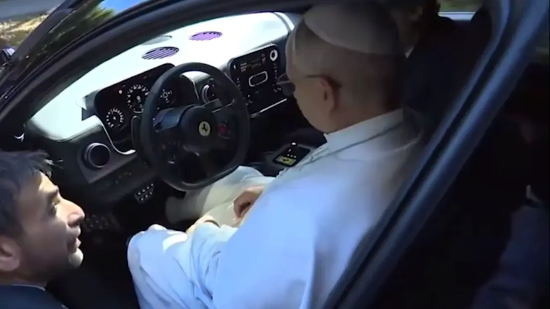 Папа римский стал одним из первых водителей электрокара Ferrari