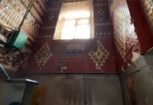 Подъезд Барнаула из пачек сигарет превратили в арт-инсталляцию podezd barnaula iz pachek sigaret prevratili v artinstallyacziyu-uralnovosti-ru-0