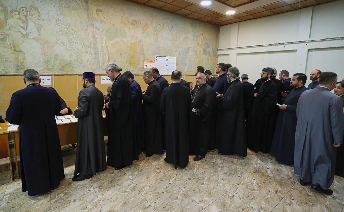 Священники Армянской Апостольской Церкви голосуют на парламентских выборах на избирательном участке в Ереване, Армения (Vahram Baghdasaryanphotolure / EPA / ТАСС)