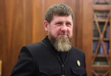 Рамзан Кадыров подарил авто и телефон Ахмеду в Грозном! Помощь Фонда! ramzan kadyrov podaril avto i telefon ahmedu v groznom pomoshh fonda-uralnovosti-ru-0