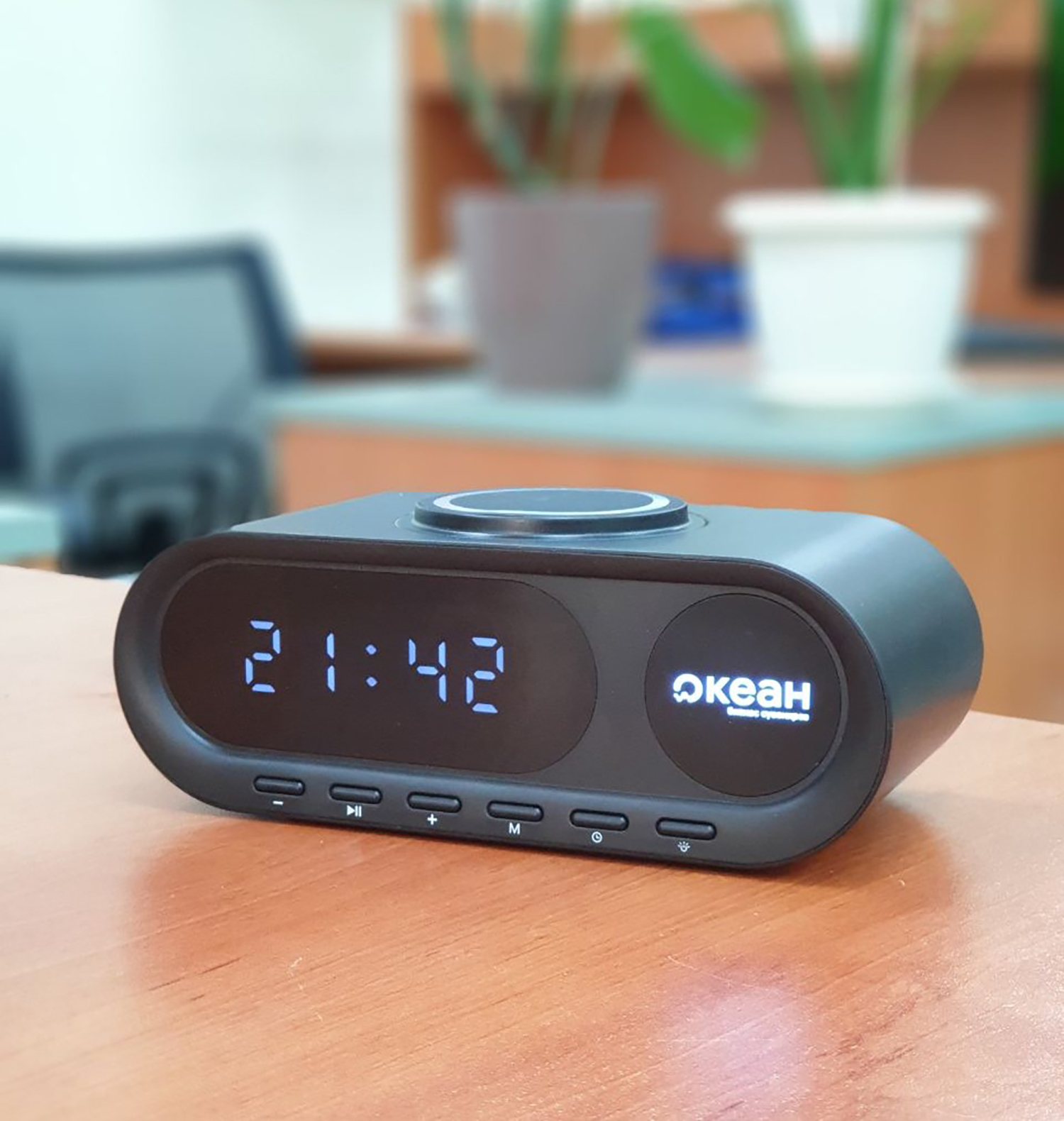 Настольные часы "Smart Hub" с bluetooth колонкой 5Вт, беспроводной (15W) зарядкой и подсветкой логотипа, цвет черный