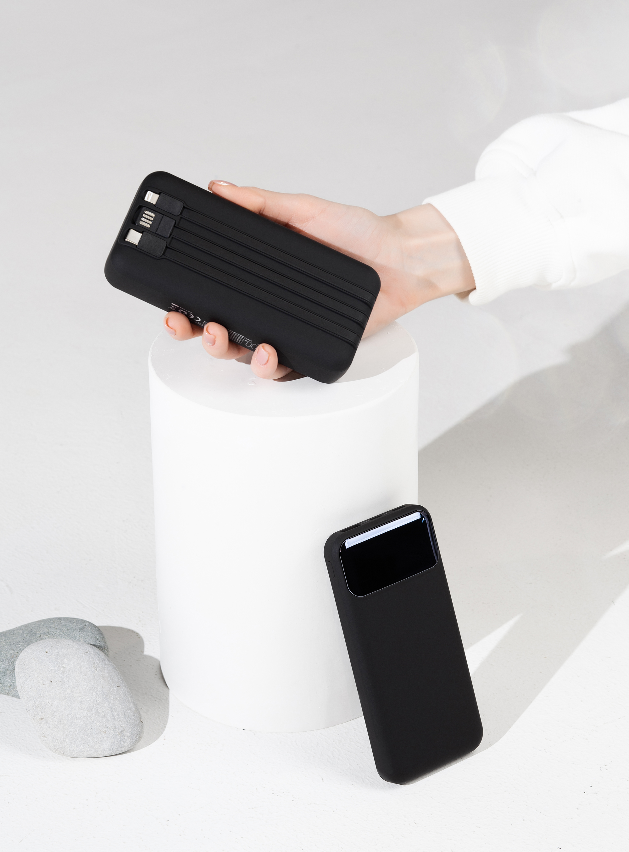 Зарядное (22.5W) устройство "Grade SOFTTOUCH" 10000 mAh с подсветкой логотипа, встроенными кабелями и цифровым индикатором заряда, цвет черный