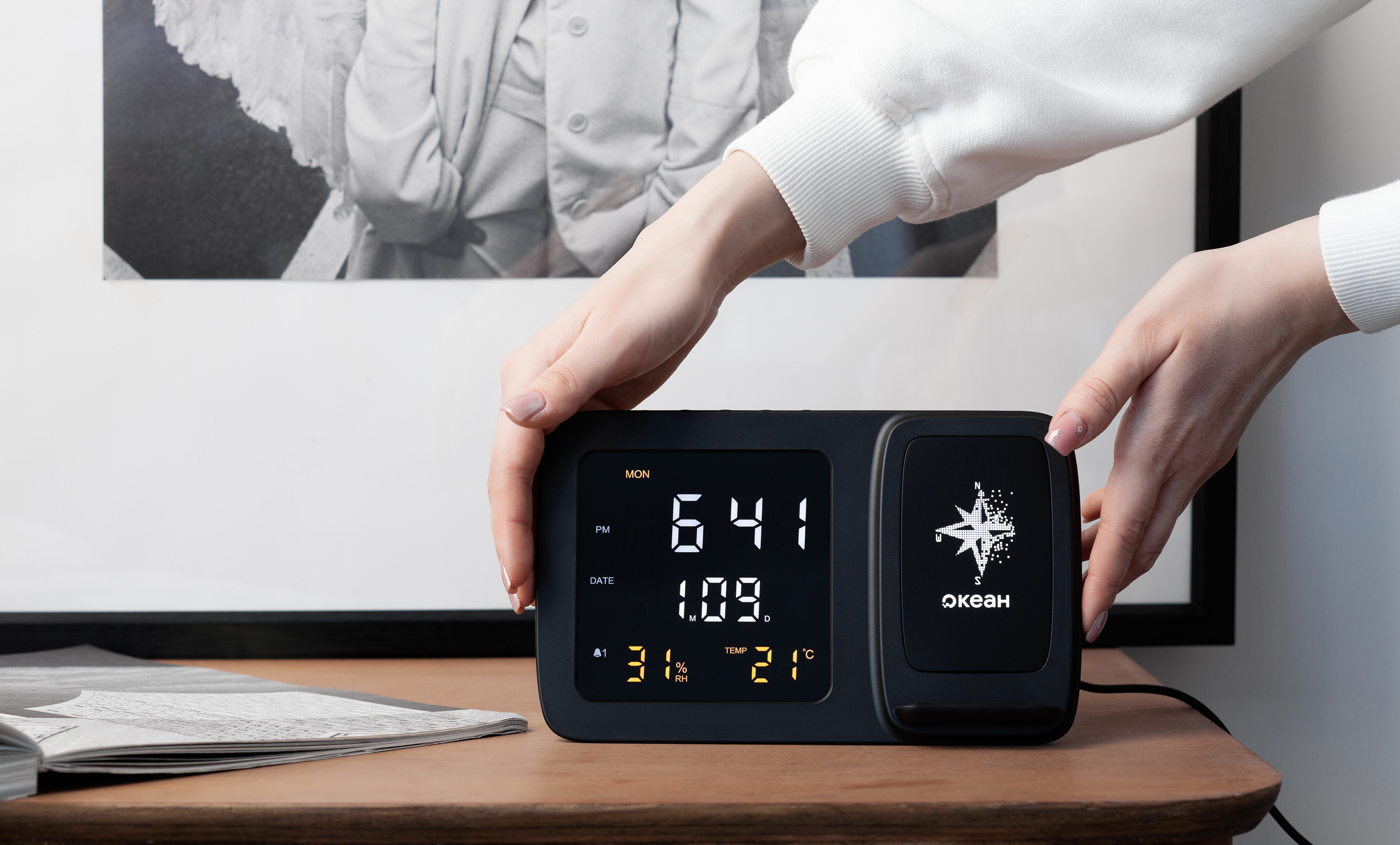 Настольные часы "Smart Screen" с беспроводным (15W) зарядным устройством, гигрометром, термометром, календарём, с подсветкой логотипа, цвет черный