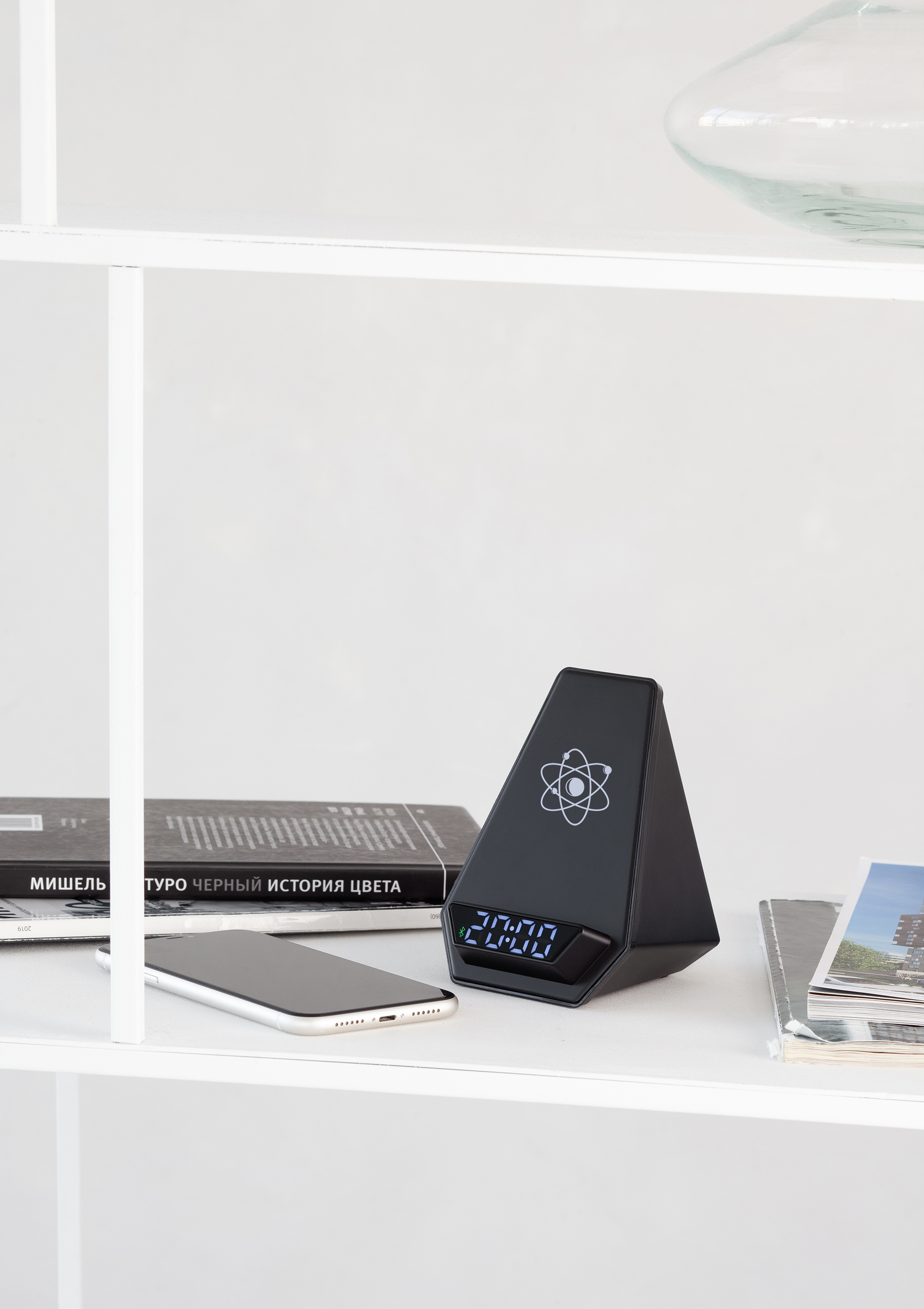 Настольная Bluetooth колонка (3Вт) "Smart Pyramid" с часами и беспроводным (15W) зарядным устройством, с подсветкой логотипа, цвет черный