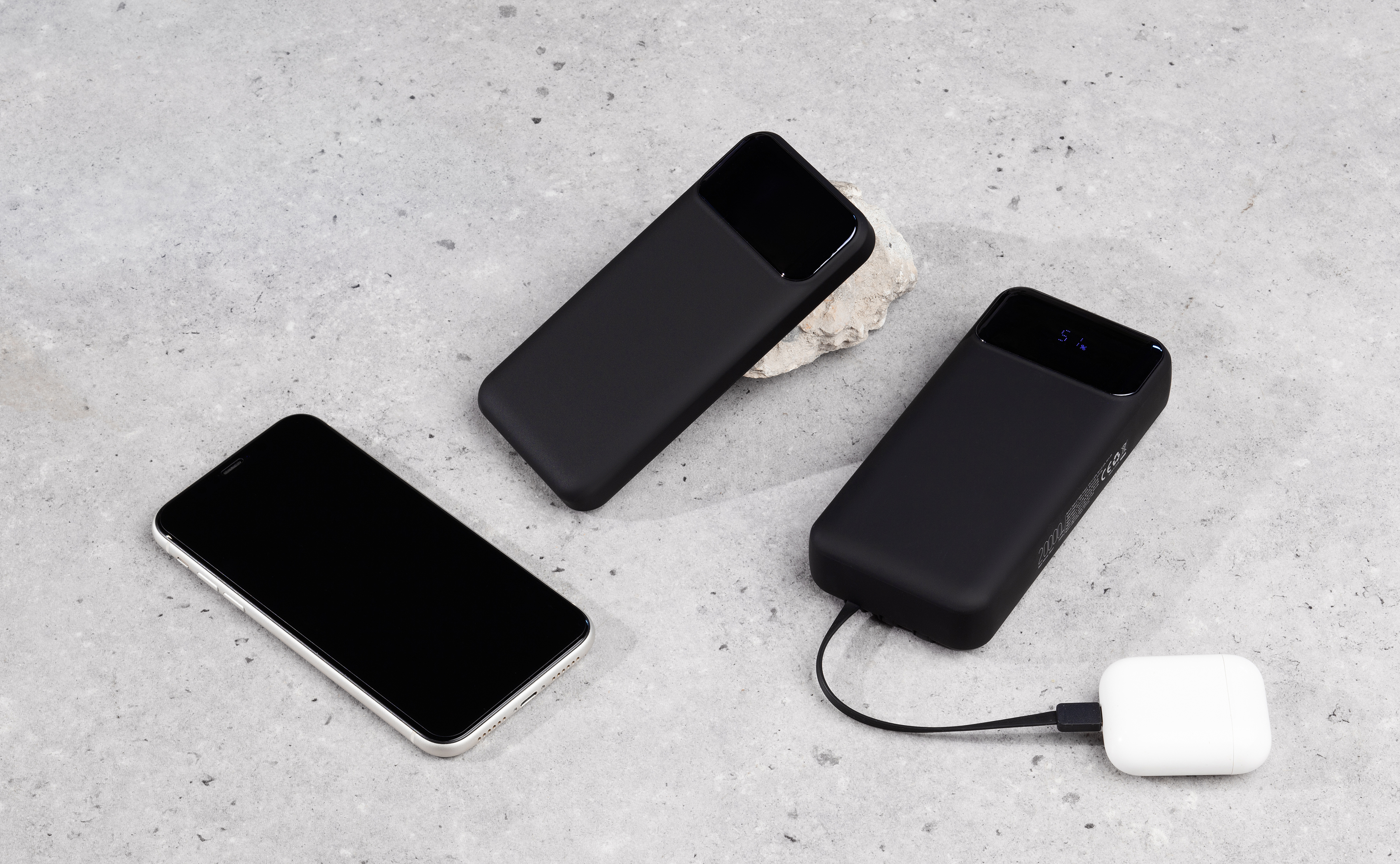 Зарядное (22.5W) устройство "Grade SOFTTOUCH" 10000 mAh с подсветкой логотипа, встроенными кабелями и цифровым индикатором заряда, цвет черный