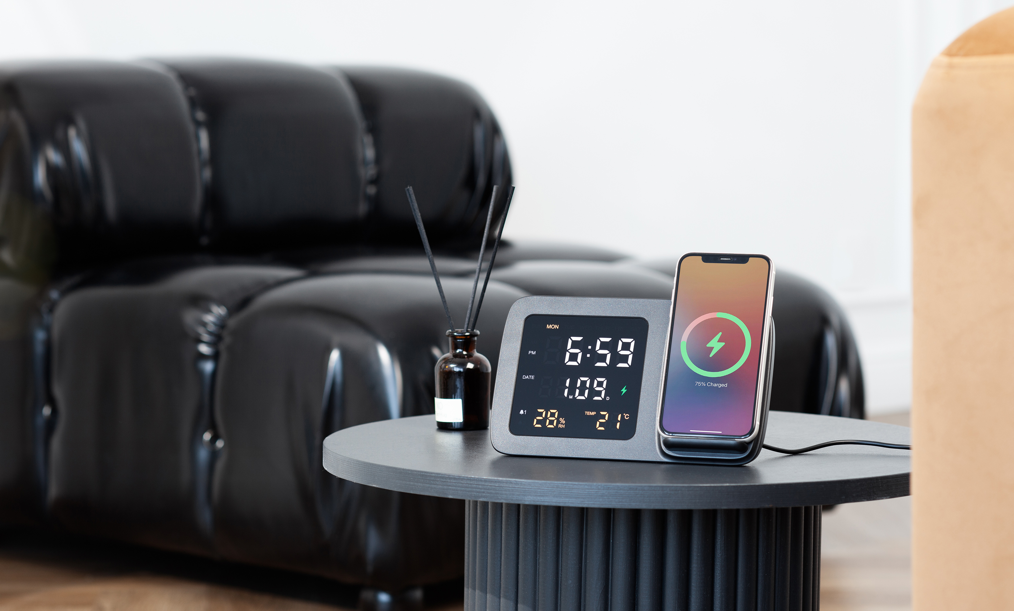 Настольные часы "Smart Screen" с беспроводным (15W) зарядным устройством, гигрометром, термометром, календарём, с подсветкой логотипа, цвет черный