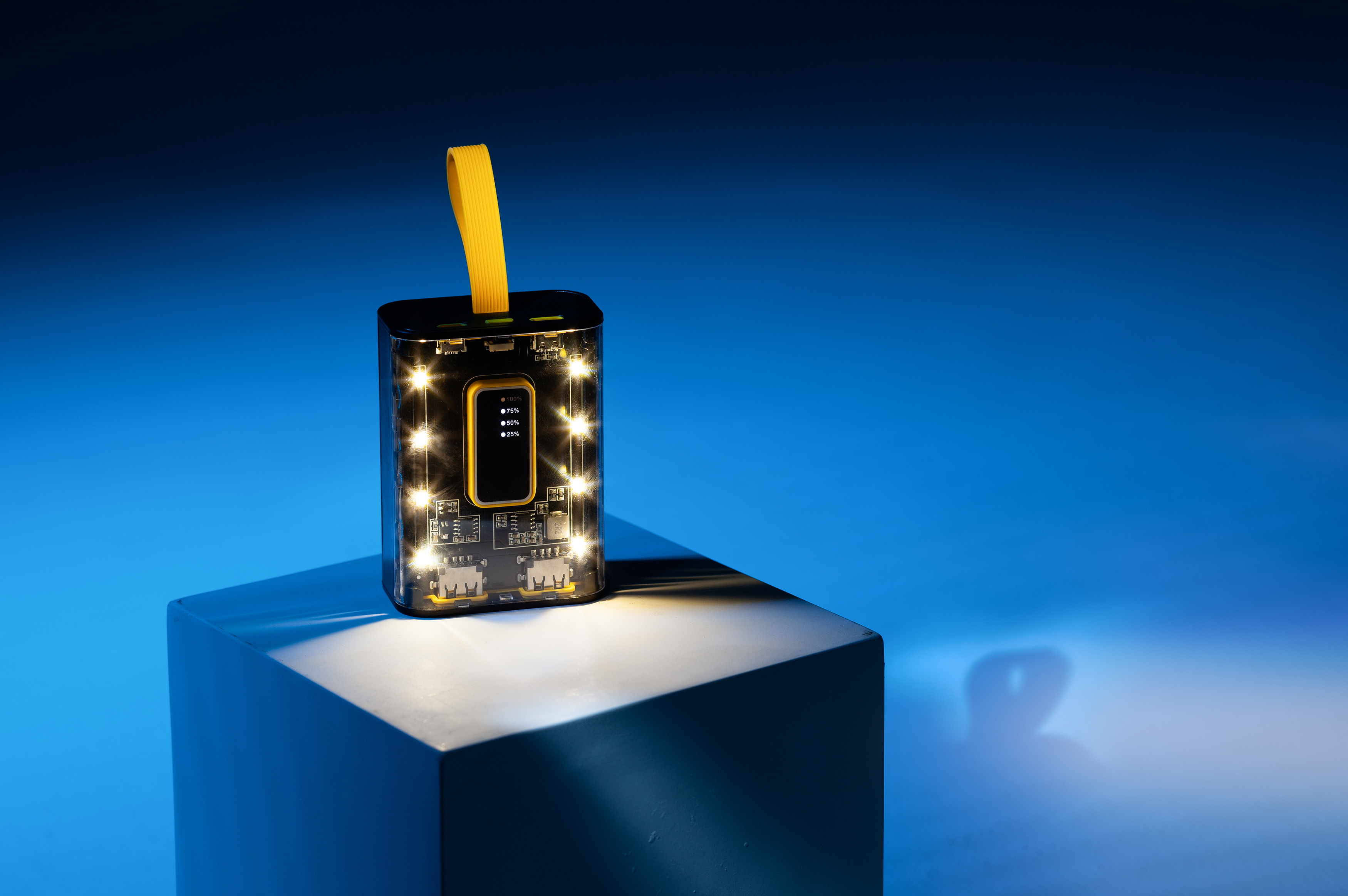 Зарядное устройство "Shine" 9000 mAh с LED-подсветкой, встроенными кабелями Type-C/Lightning/USB, цвет черный с желтым