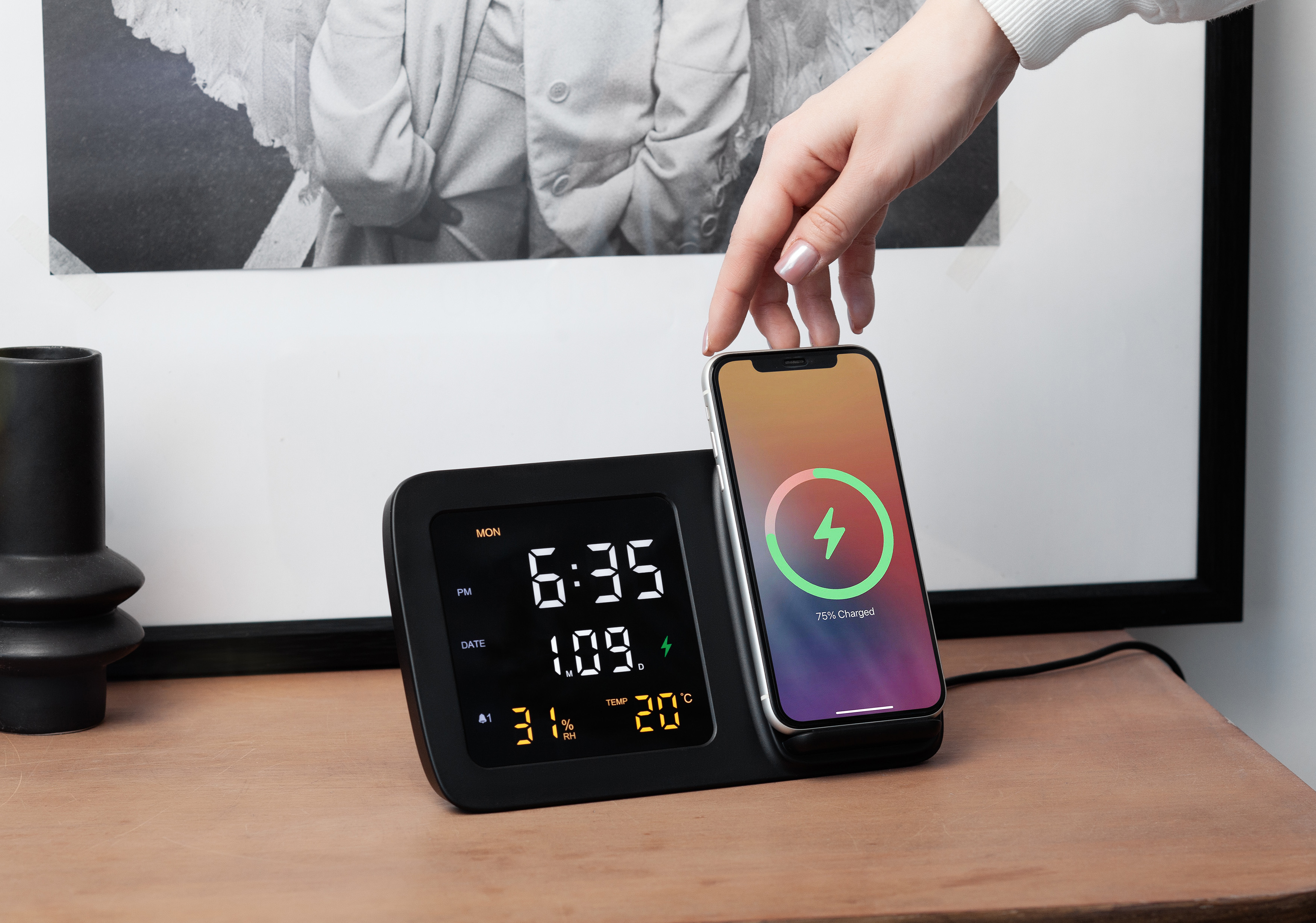 Настольные часы "Smart Screen" с беспроводным (15W) зарядным устройством, гигрометром, термометром, календарём, с подсветкой логотипа, цвет черный