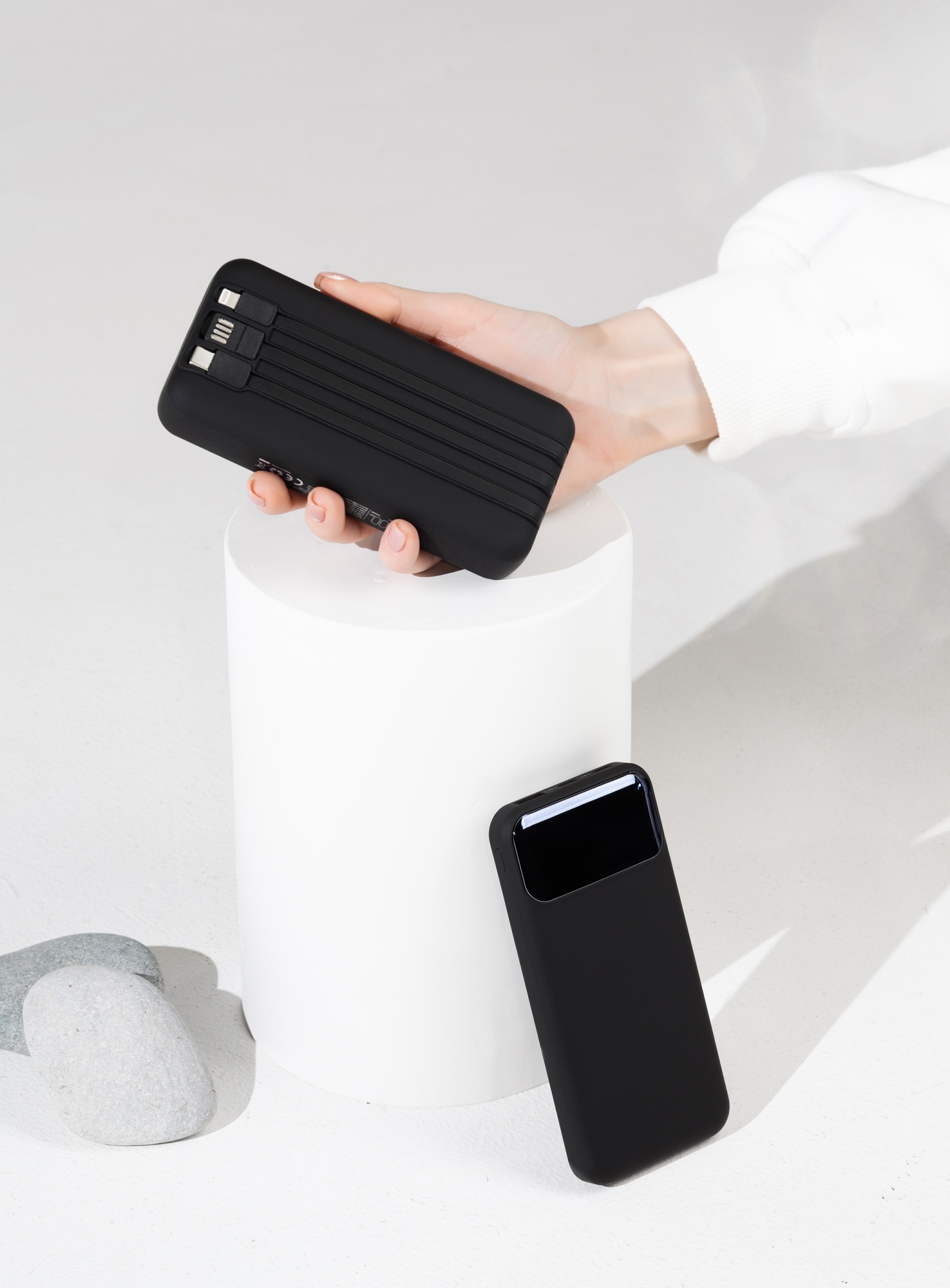Зарядное (22.5W) устройство "Grade SOFTTOUCH" 10000 mAh с подсветкой логотипа, встроенными кабелями и цифровым индикатором заряда, цвет черный