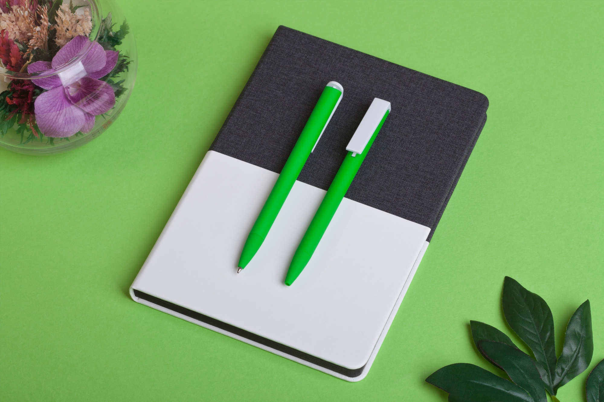 Ручка шариковая "Clive", покрытие soft touch, цвет зеленое яблоко с белым