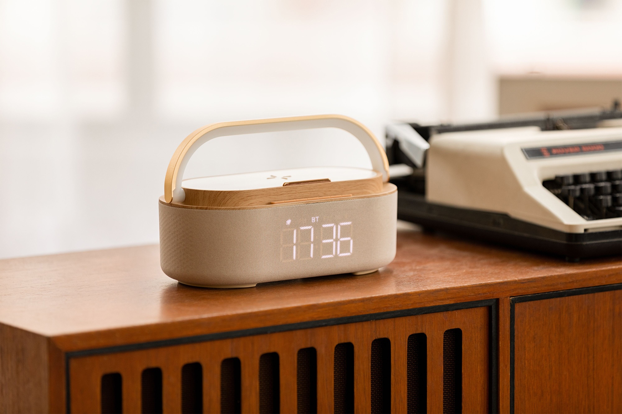 Bluetooth стерео-колонка "Smart Band" 10Вт (2х5Вт) с беспроводным (15W) ЗУ, лампой, часами, FM радио, цвет бежевый