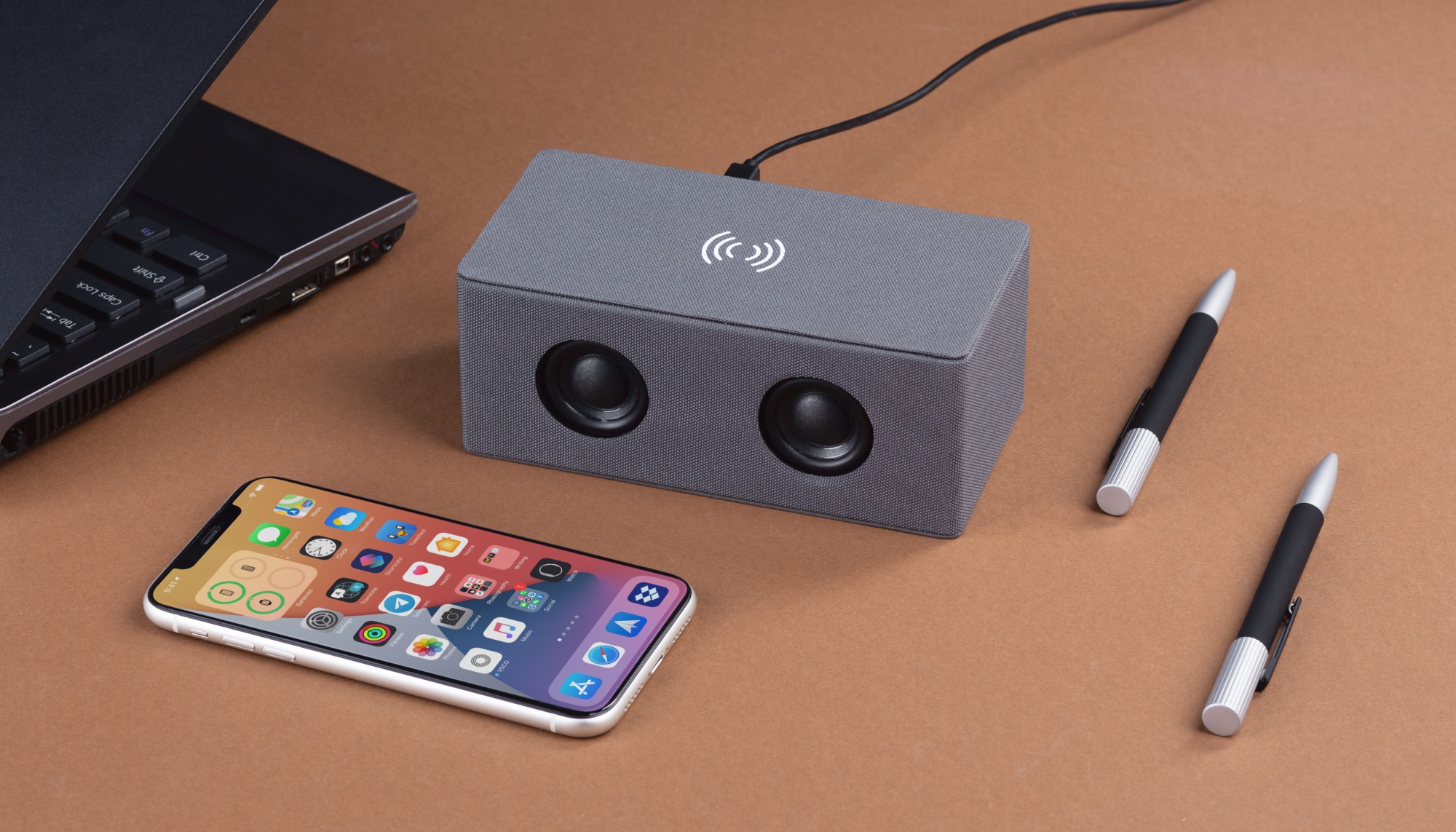 Bluetooth колонка "Cool Gray" с двумя динамиками (2х3Вт) и беспроводным зарядным устройством, переработанный пластик (RPET), цвет серый