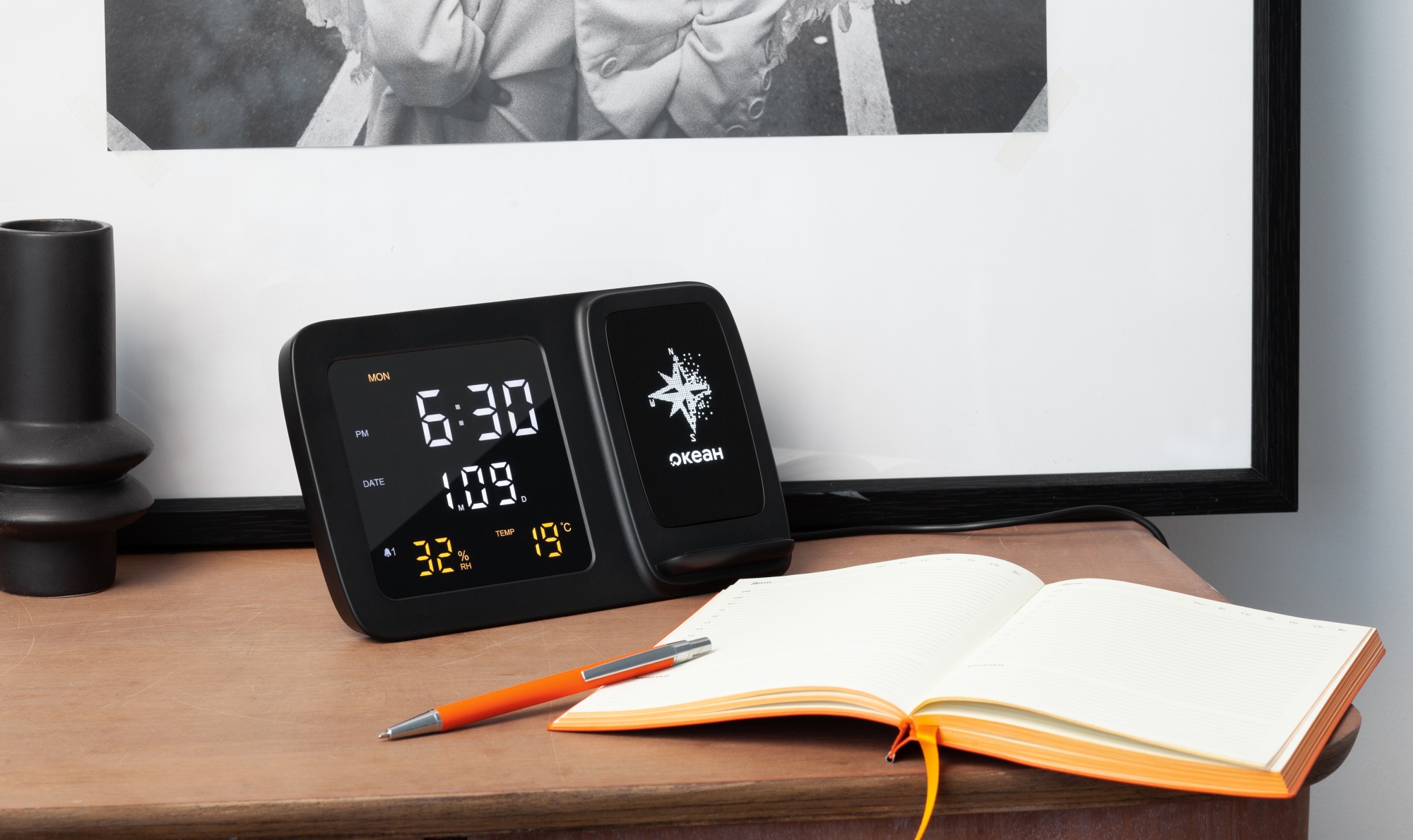 Настольные часы "Smart Screen" с беспроводным (15W) зарядным устройством, гигрометром, термометром, календарём, с подсветкой логотипа, цвет черный