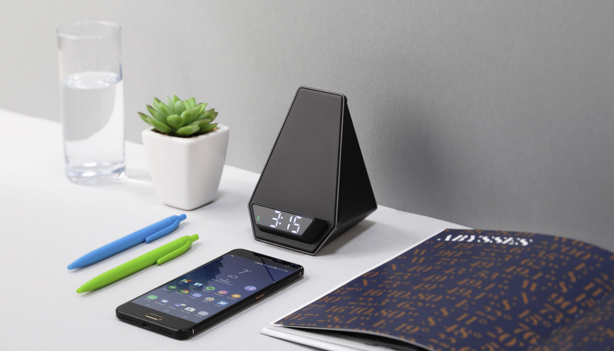 Настольная Bluetooth колонка (3Вт) "Smart Pyramid" с часами и беспроводным (15W) зарядным устройством, с подсветкой логотипа, цвет черный