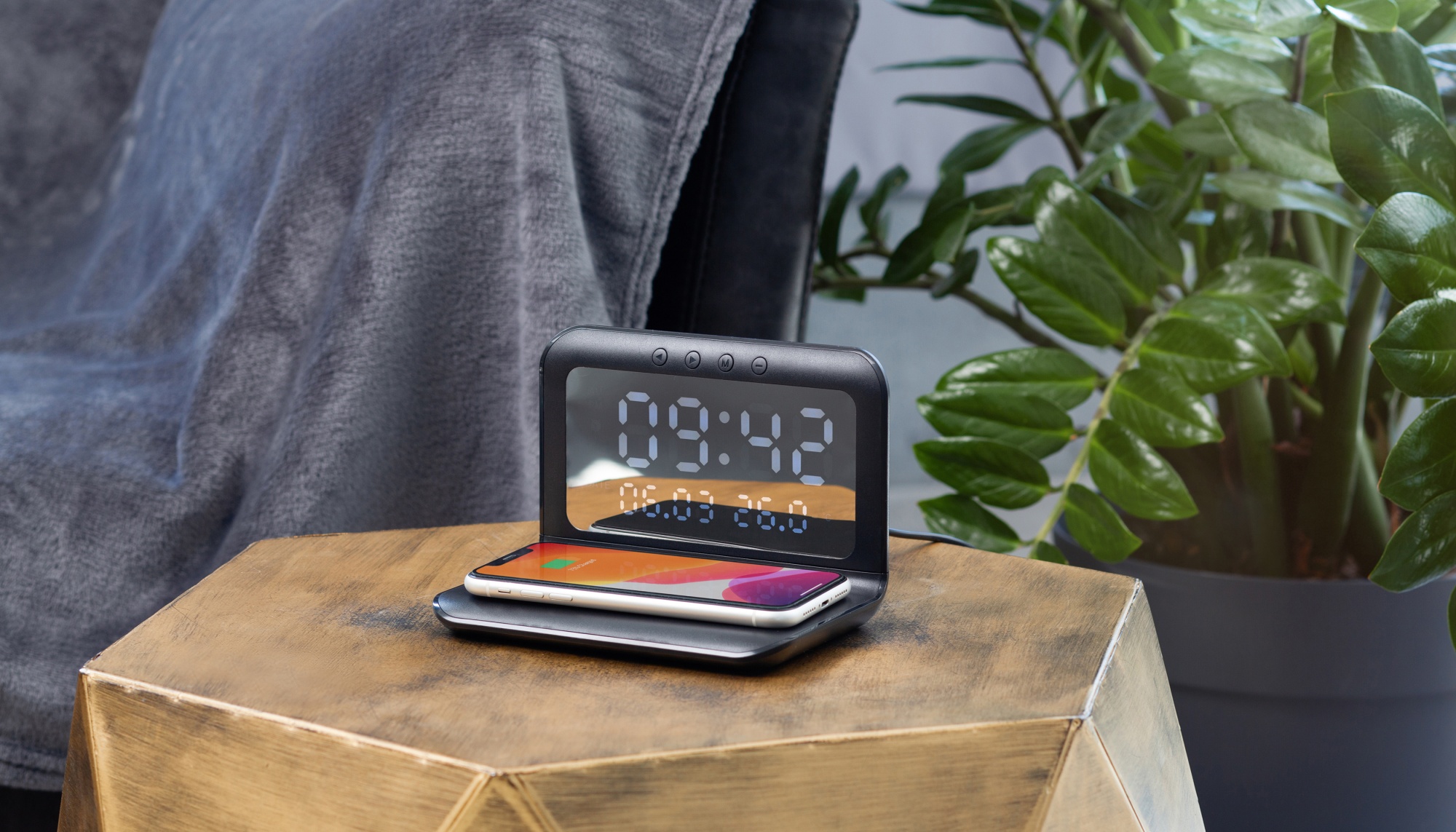 Настольные часы "Smart Time" с беспроводным (15W) зарядным устройством, будильником и термометром, со съёмным дисплеем, цвет черный