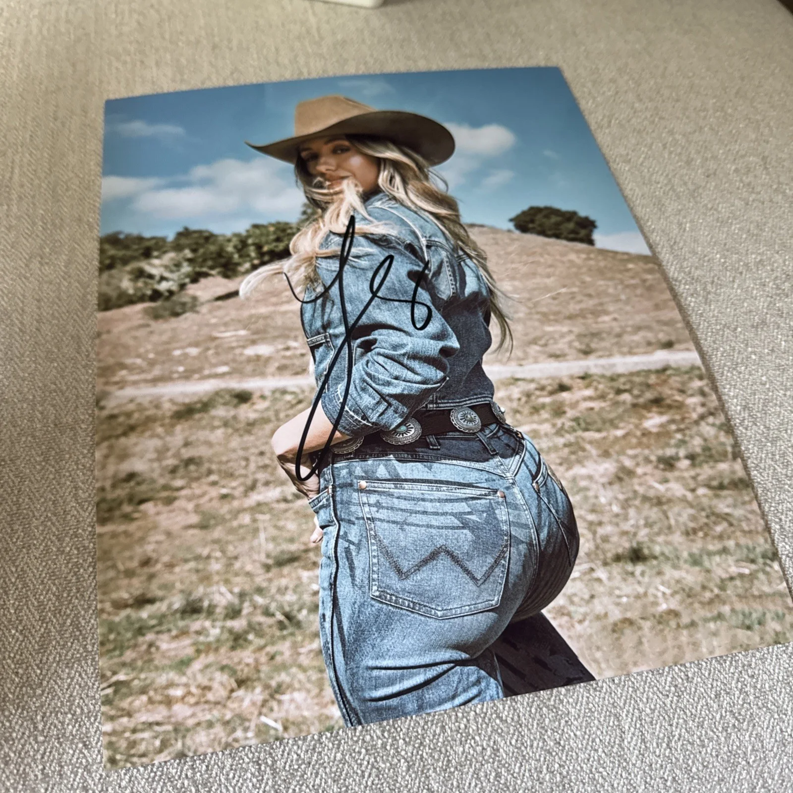 Lainey Wilson Country Star Signed Autograph 8x10 Photo w/ COA Matching Hologram, image 2