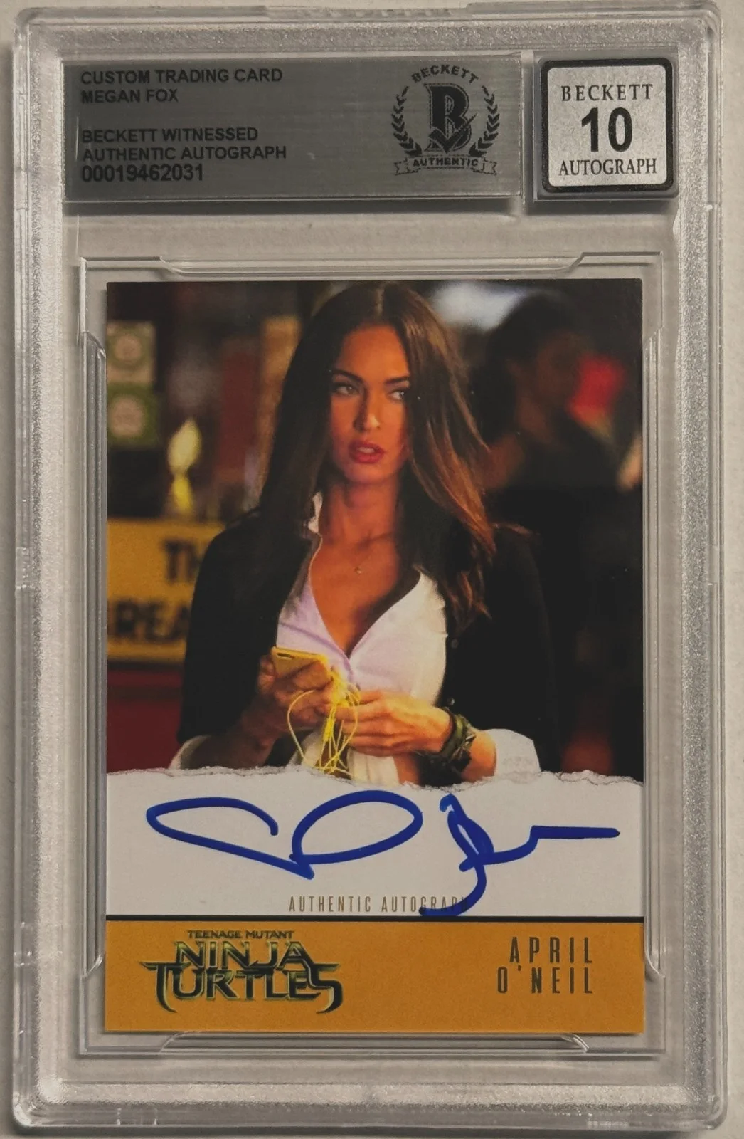 Megan Fox — Megan Fox Signed Ninja Turtles April Custom Trading Card Beckett Witness AUTO 10