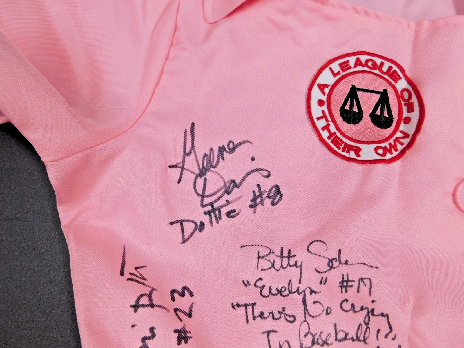 rosie o'donnell — League of Their Own Signed Uniform Geena Davis Lori Petty Schram Cavanagh JSA, image 3