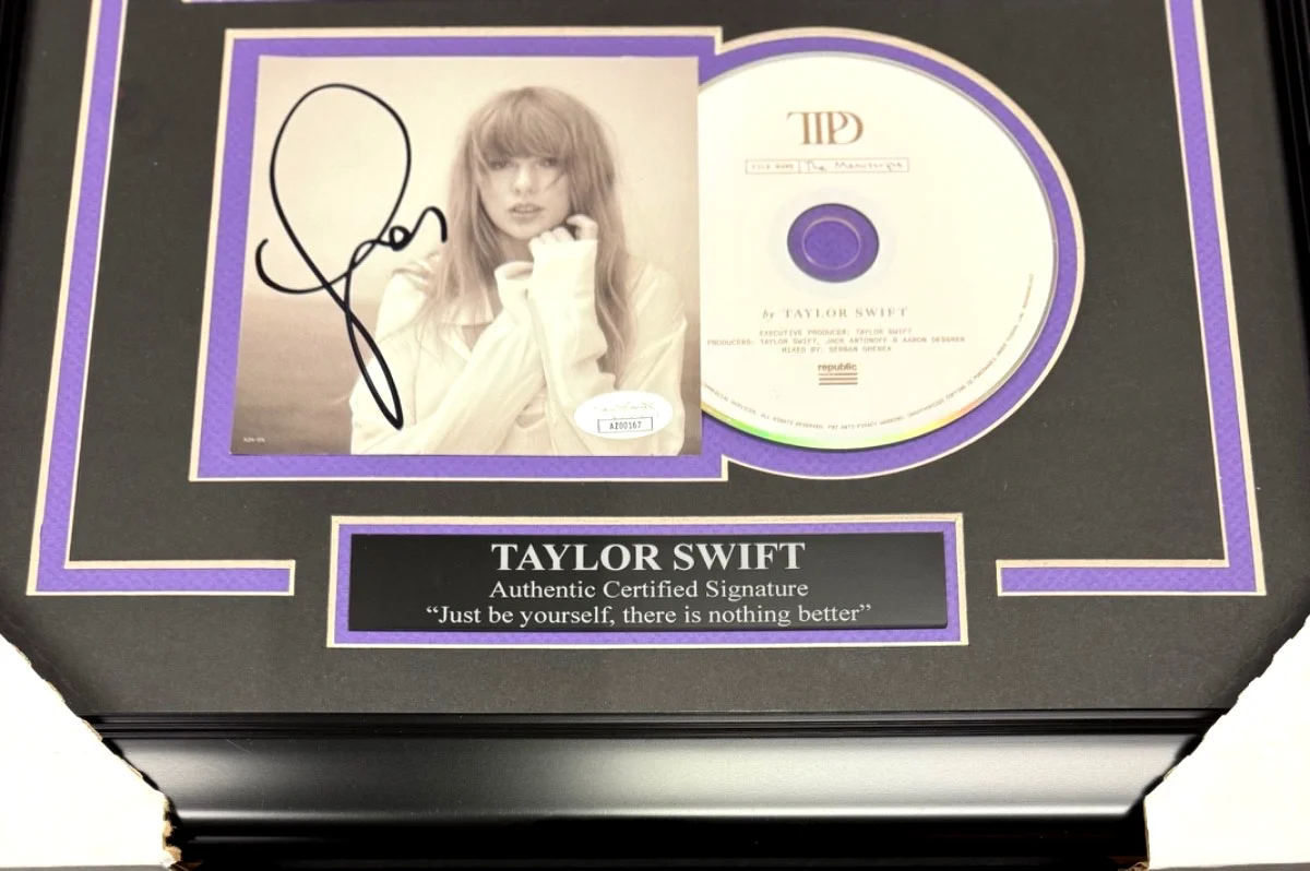 Taylor Swift Signed Authentic Autographed CD Insert Framed & 8x10 Photo JSA COA, image 2