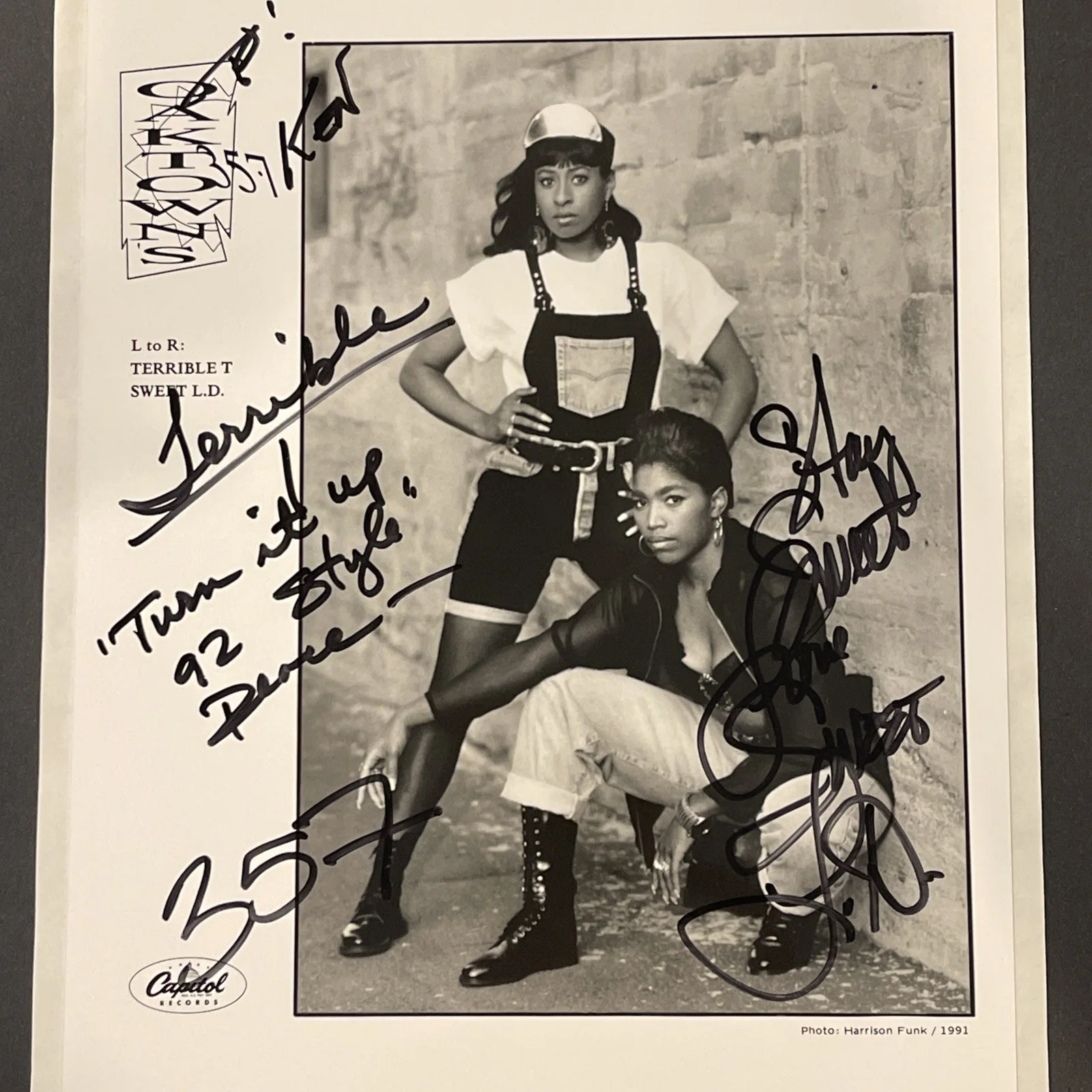 Oaktowns 357: Hand Signed x 2 Music Celebrity Photograph 8 x 10” / KSK, изображение 2