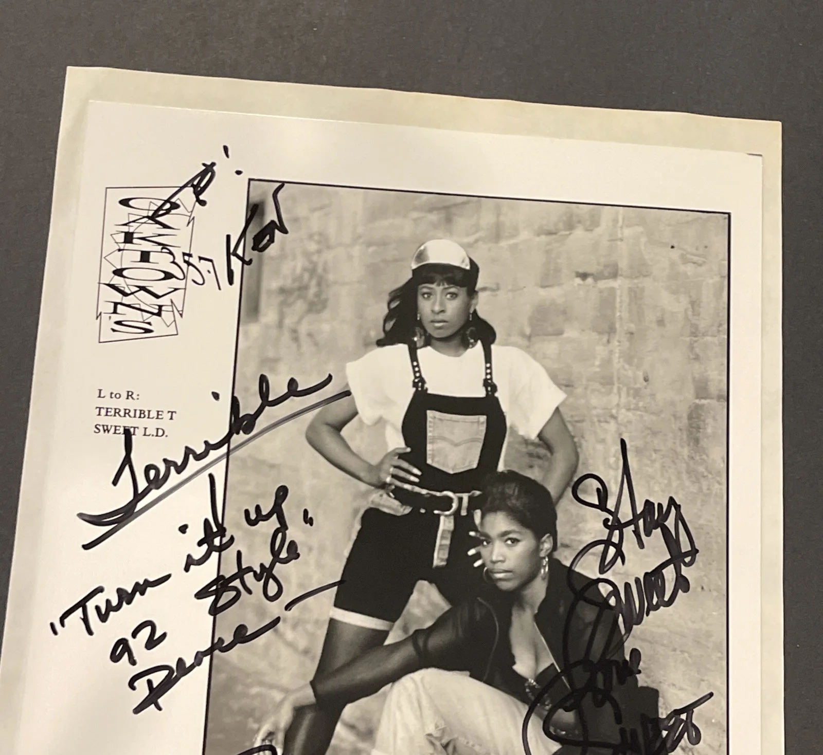 Oaktowns 357: Hand Signed x 2 Music Celebrity Photograph 8 x 10” / KSK, изображение 3