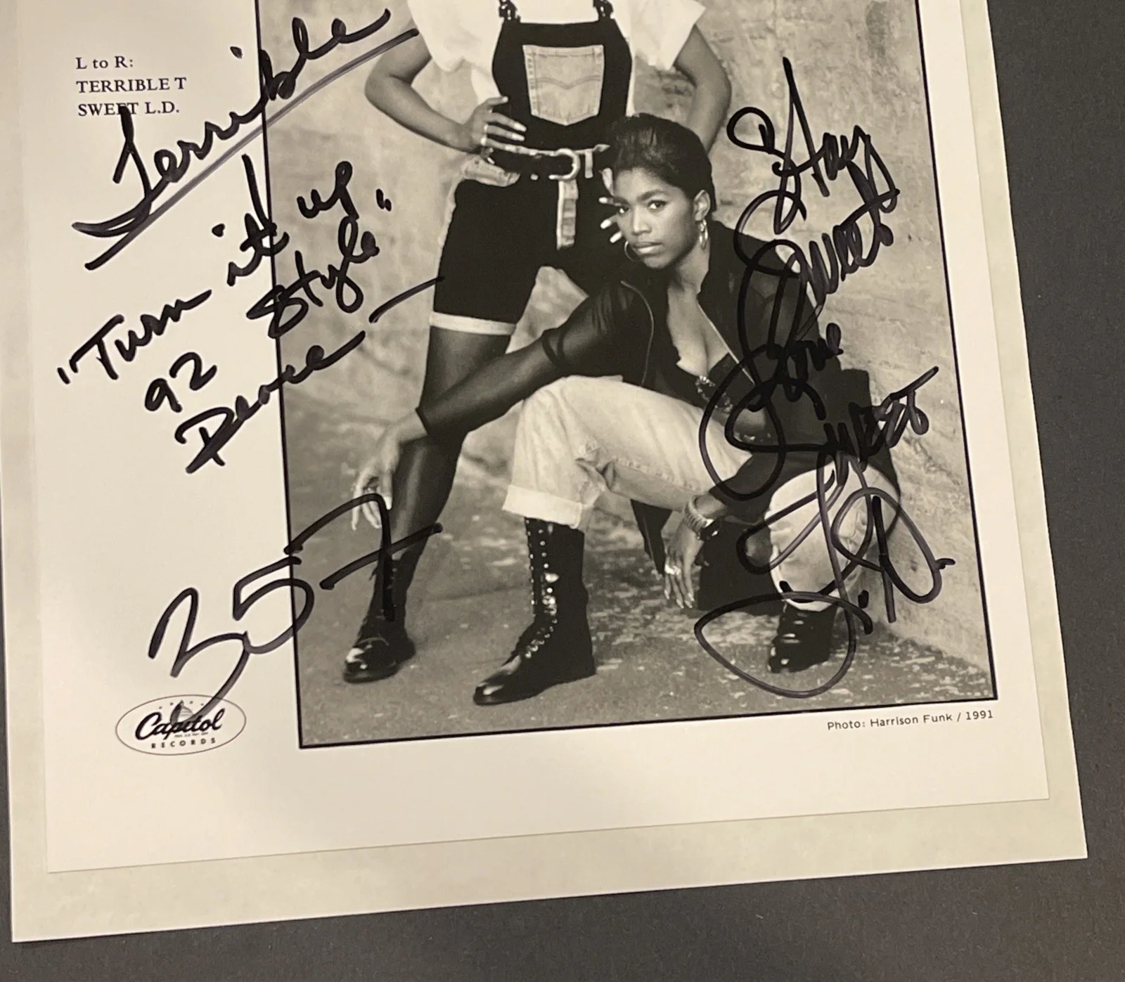 Oaktowns 357: Hand Signed x 2 Music Celebrity Photograph 8 x 10” / KSK, изображение 4