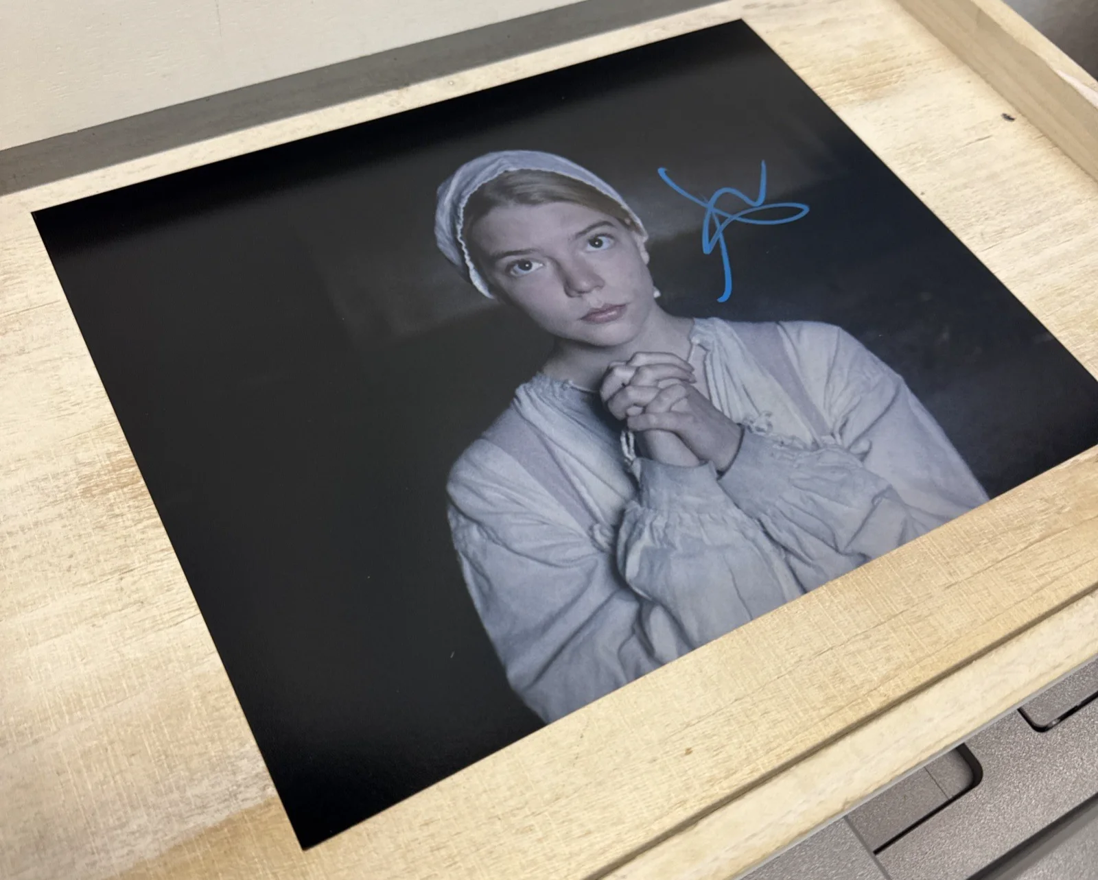 Anya Taylor-Joy — Anya Taylor Joy "The Witch" Actress Signed 8 x 10 Photo w/COA & Proof Must See, изображение 2