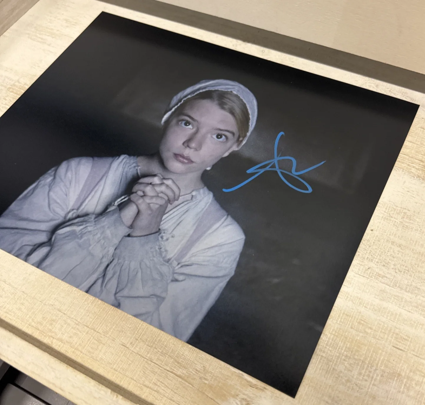 Anya Taylor-Joy — Anya Taylor Joy "The Witch" Actress Signed 8 x 10 Photo w/COA & Proof Must See, изображение 3