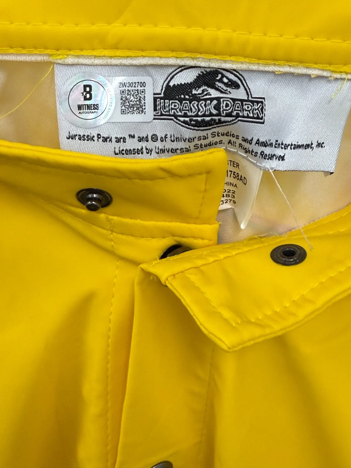 Wayne Knight — Wayne Knight Signed Jurassic Park Prop Replica Rain Coat Nedry Autograph Beckett, image 3