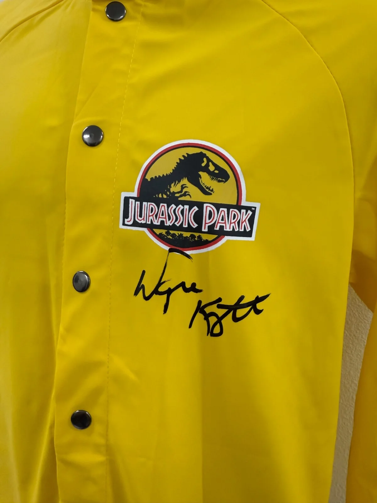 Wayne Knight — Wayne Knight Signed Jurassic Park Prop Replica Rain Coat Nedry Autograph Beckett, image 4