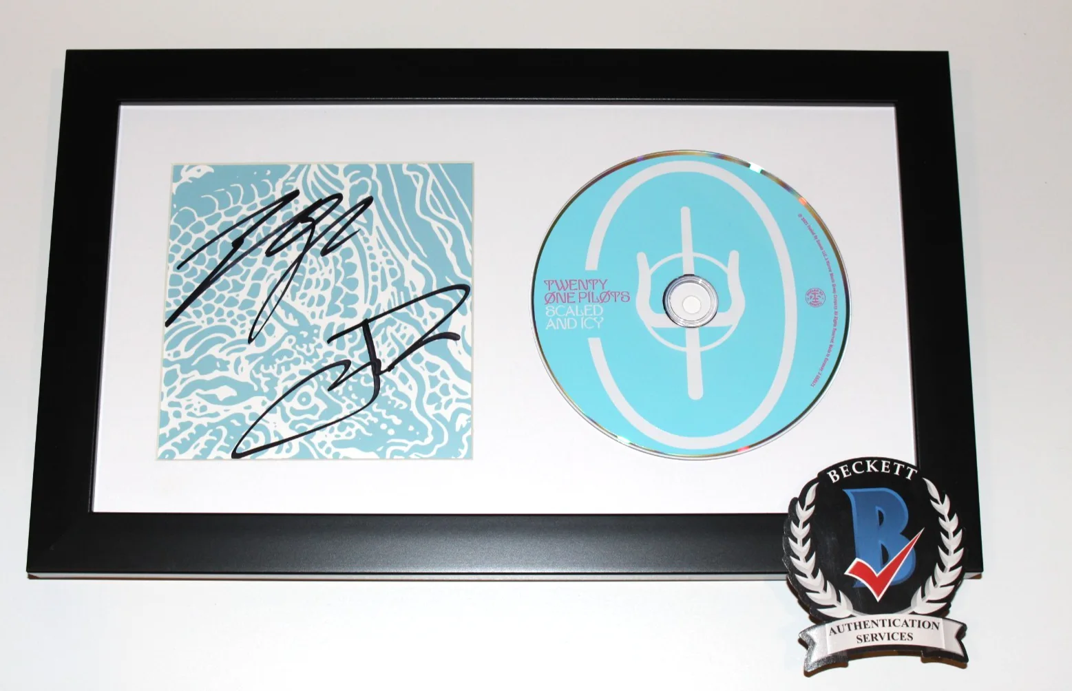 TWENTY ONE PILOTS BAND SIGNED FRAMED SCALED AND ICY CD ALBUM BECKETT COA 21 BAS, image 3