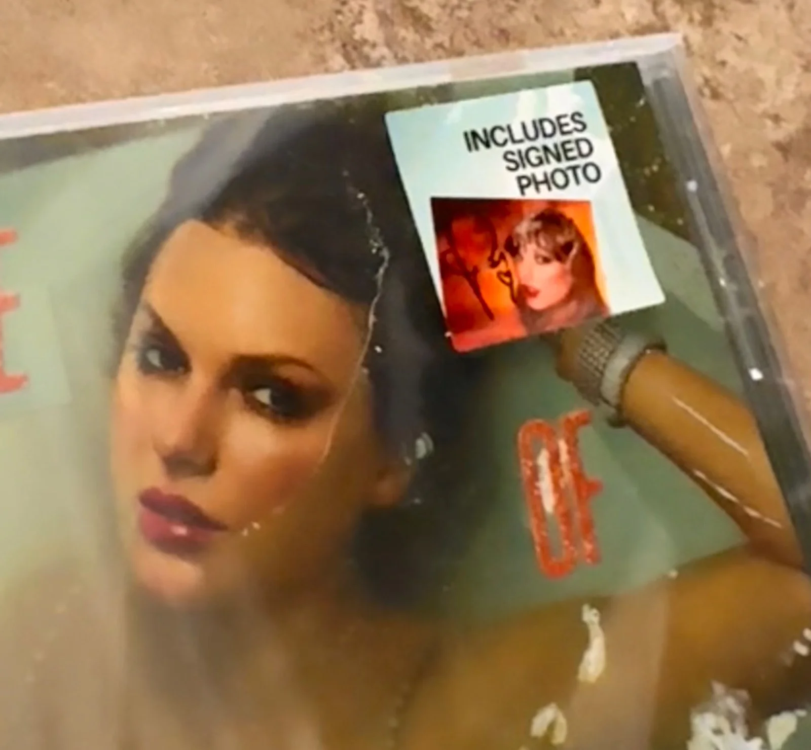 TAYLOR SWIFT RARE THE LIFE OF A SHOWGIRL CD W/HAND SIGNED PHOTO #1 SEALED! MINT!, изображение 2