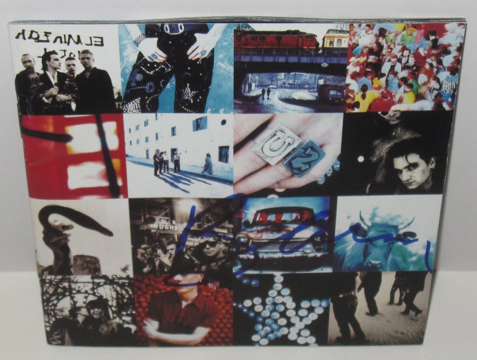 BONO SIGNED U2 ACHTUNG BABY CD BOOKLET CLASSIC ROCK AUTOGRAPH ONE JSA LOA, изображение 2
