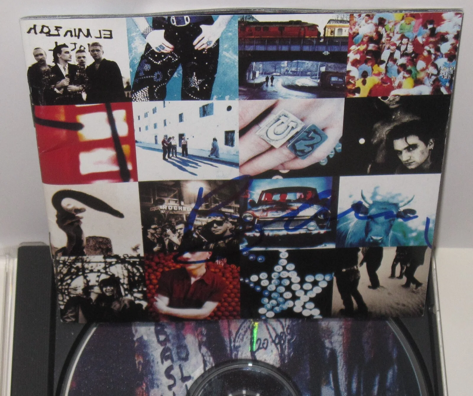 BONO SIGNED U2 ACHTUNG BABY CD BOOKLET CLASSIC ROCK AUTOGRAPH ONE JSA LOA, изображение 3
