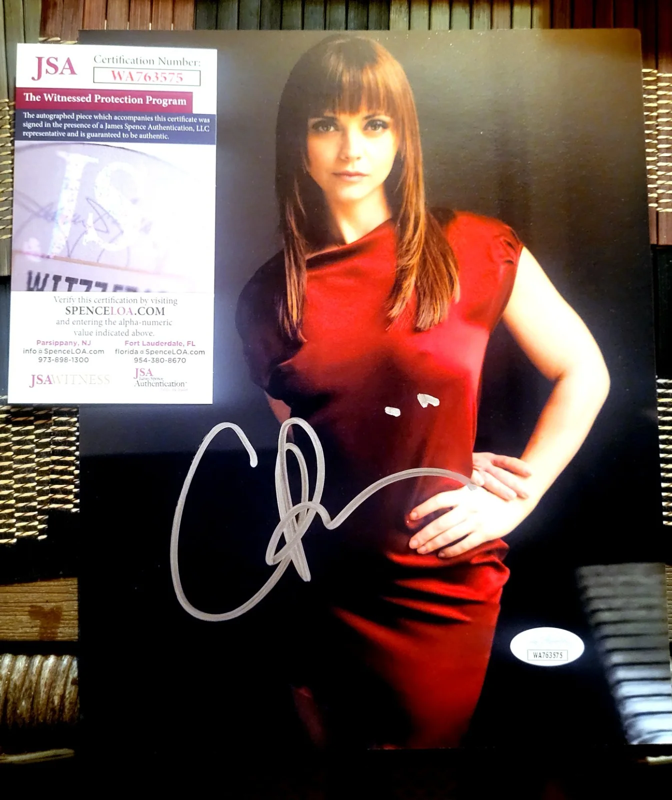 CHRISTINA RICCI — CHRISTINA RICCI. GORGEOUS 8X10 PICTURE W/COA, image 2