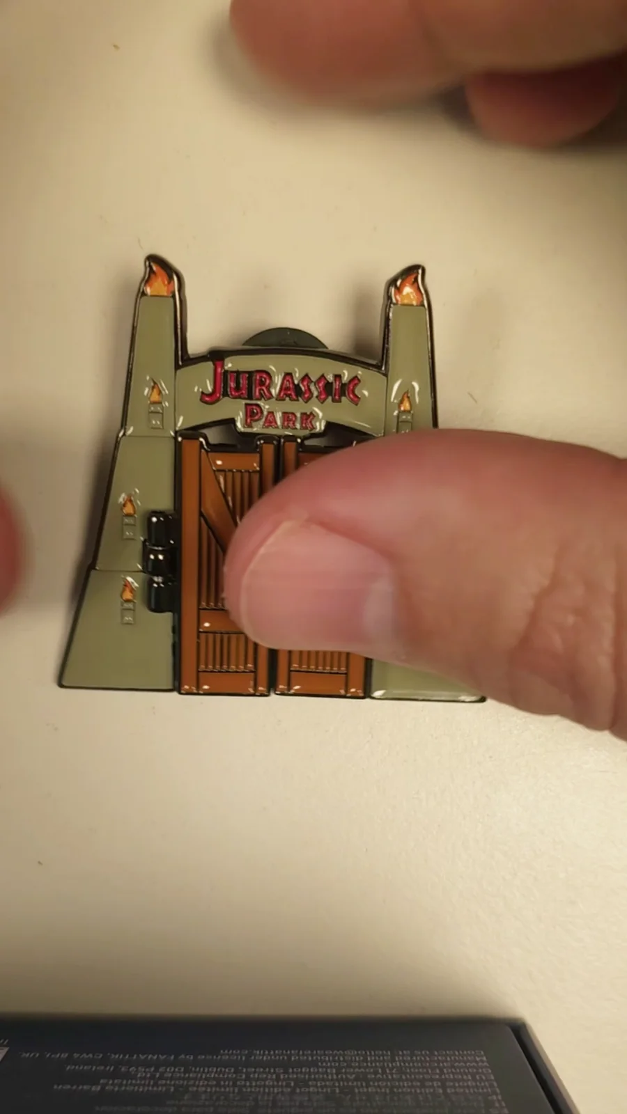 Jurassic Park Gates Limited Edition Hinged Enamel Pin Badge - Individual Number, изображение 2