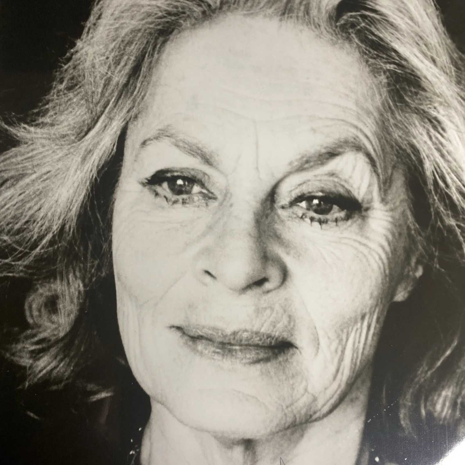Viceca Lindfors: Hand Signed Celebrity Photograph 8 x 10 Inches / KSK, изображение 3