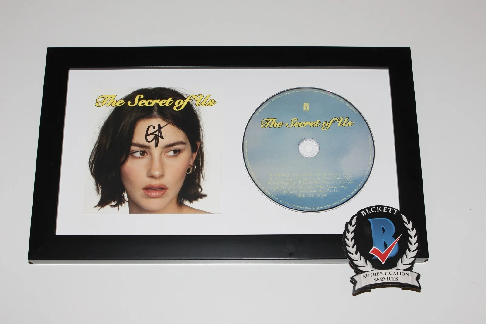 GRACIE ABRAMS SIGNED FRAMED 'THE SECRET OF US' CD ALBUM BECKETT COA AUTOGRAPH, image 2