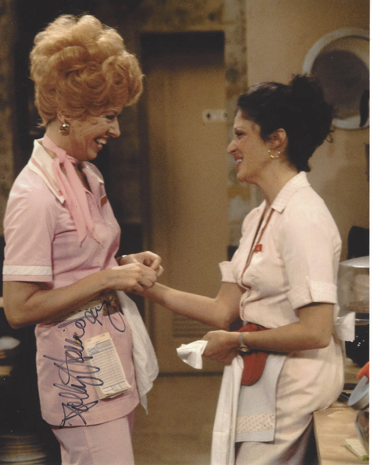 See title — ACTRESS POLLY HOLLIDAY SIGNED AUTHENTIC ALICE 8X10 PHOTO w/COA MRS. DOUBTFIRE, image 2