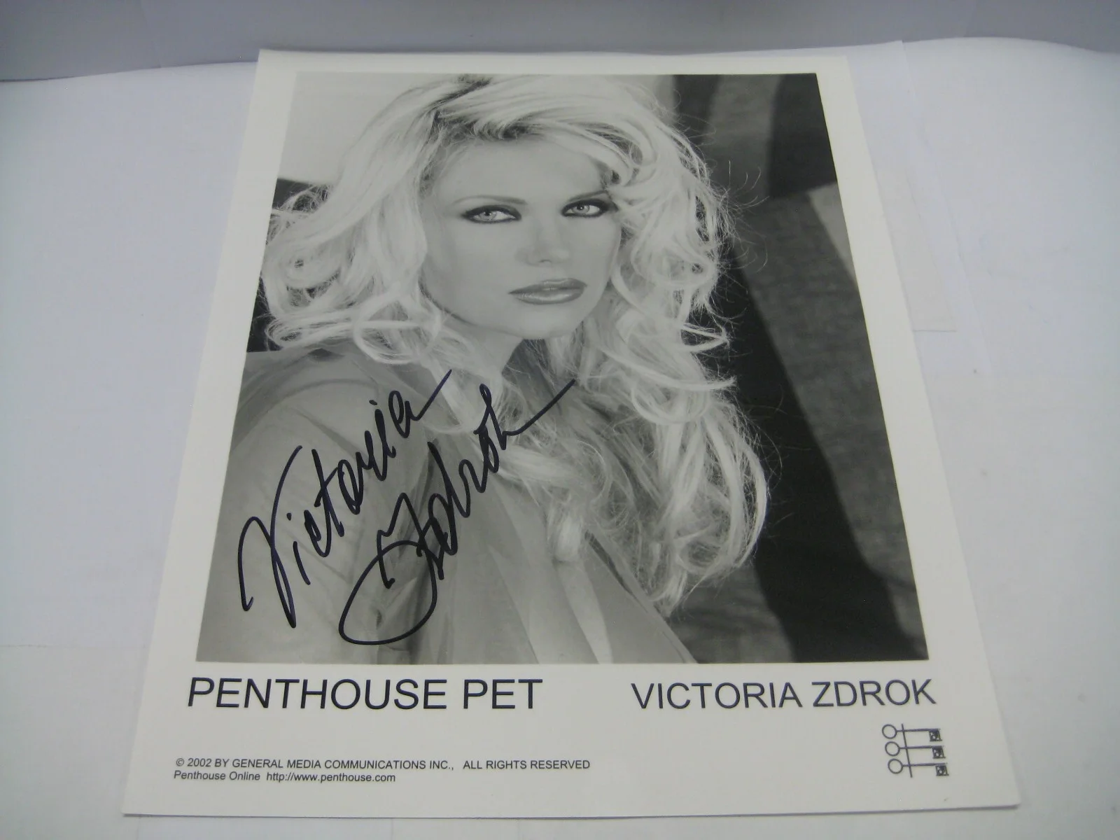 VICTORIA ZDROK — VICTORIA ZDROK PENTHOUSE PET OF THE YEAR RARE AUTO SIGNED 8X10 PHOTO COA FR SHIP