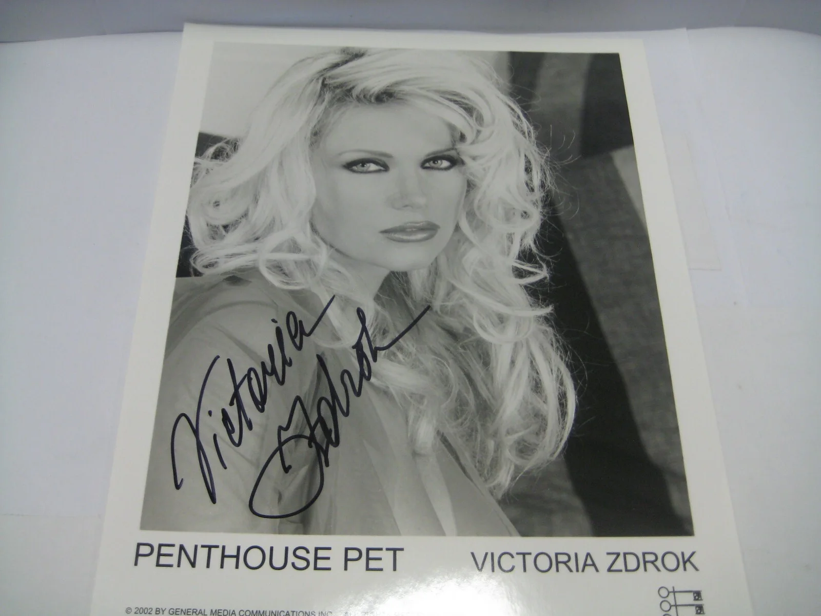 VICTORIA ZDROK — VICTORIA ZDROK PENTHOUSE PET OF THE YEAR RARE AUTO SIGNED 8X10 PHOTO COA FR SHIP, изображение 3