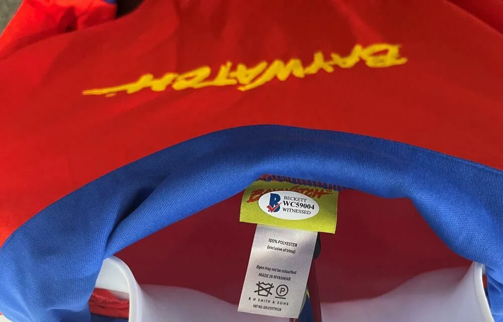 DAVID HASSELHOFF — DAVID HASSELHOFF SIGNED BAYWATCH JACKET AUTHENTIC AUTOGRAPH PROOF BECKETT COA, изображение 2