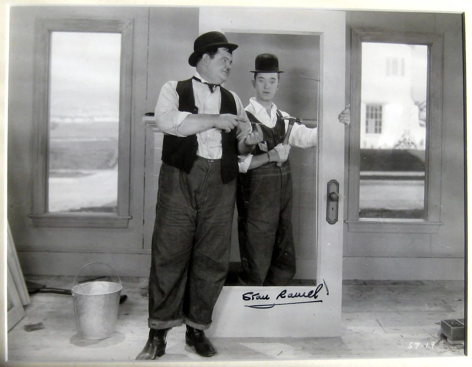 Stan Laurel — Stan Laurel Signed Autographed "Laurel & Hardy" Film Promo Photograph Framed, image 3