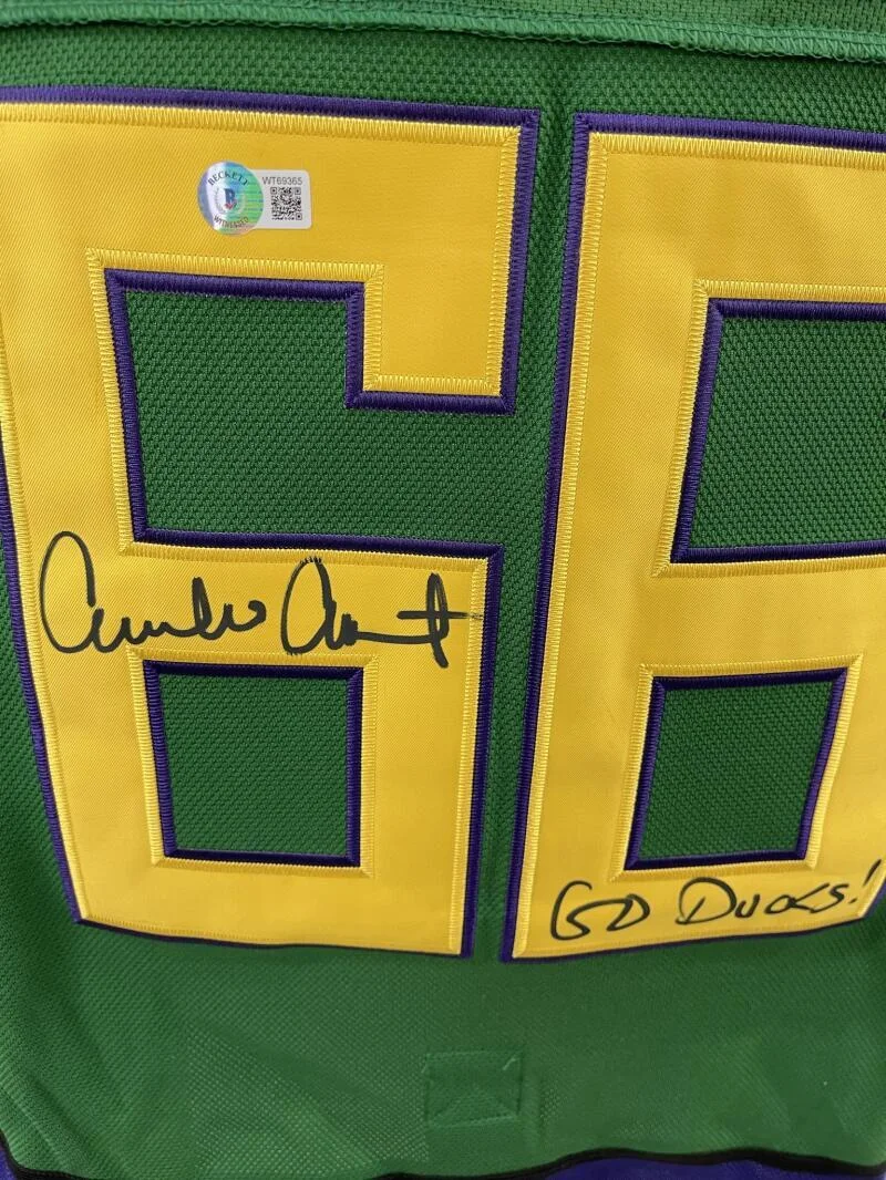 EMILIO ESTEVEZ — EMILIO ESTEVEZ SIGNED THE MIGHTY DUCKS HOCKEY JERSEY INSCRIPT AUTOGRAPH BAS 2, image 3