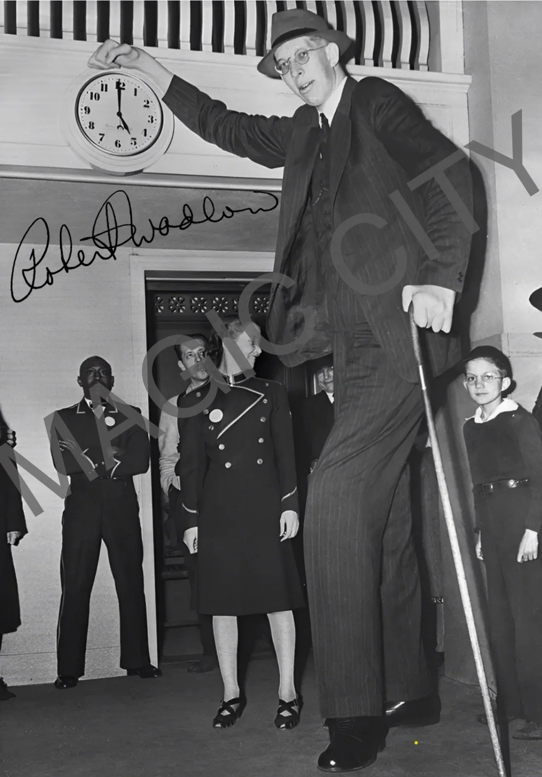 ROBERT WADLOW — ROBERT WADLOW SIGNED PHOTO AUTOGRAPH World’s Tallest Man Giant 8.5X11 REPRINT