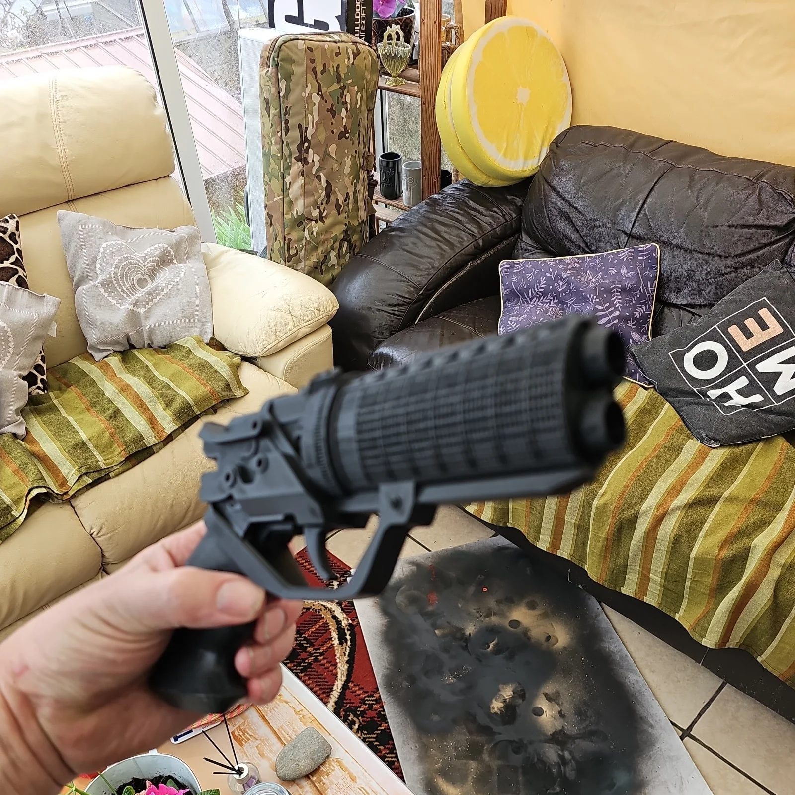 3D printed Blade Runner 2049 Officer K gun and Stand., image 2