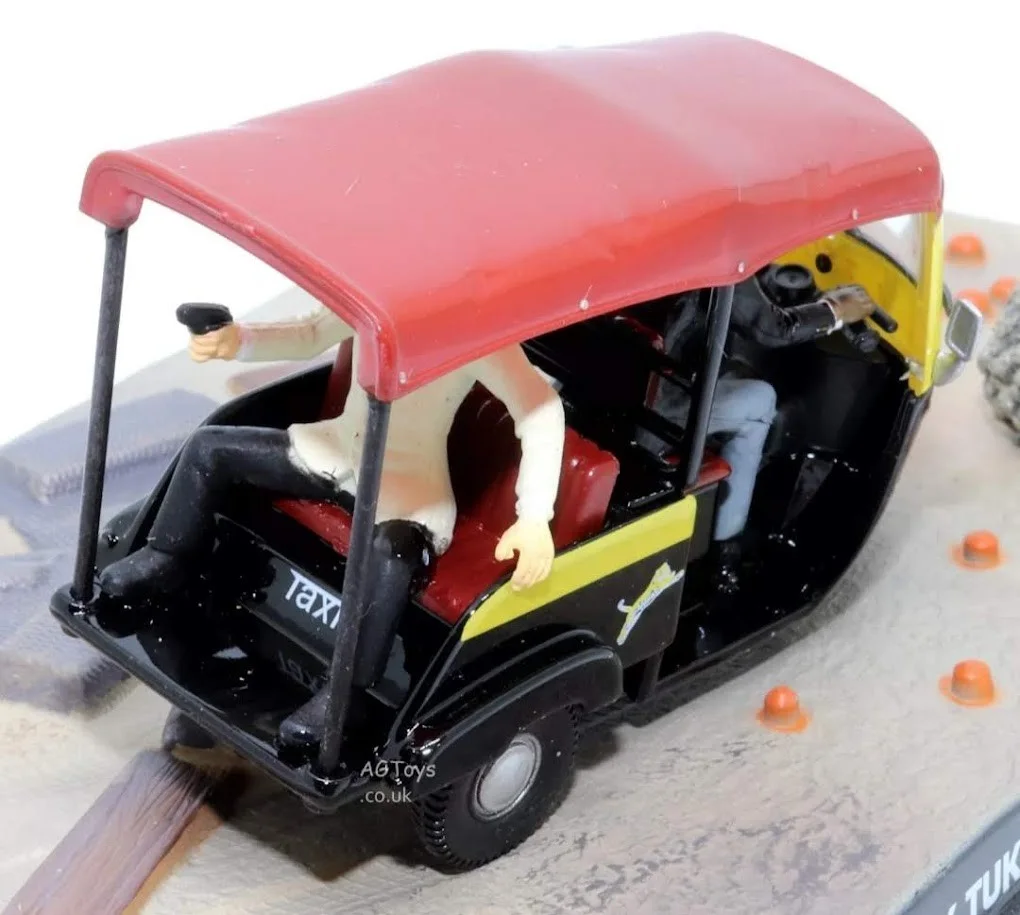 JAMES BOND 007 OCTOPUSSY CAR CHASE FILM SCENE DISPLAY DIORAMA 1:43 SCALE MODEL, изображение 3