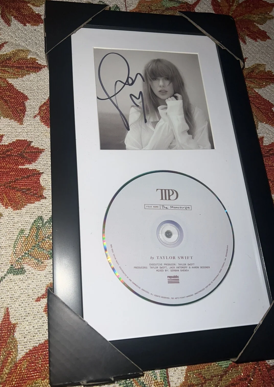Taylor Swift - The Tortured Poets Department Signed CD Framed Heart Signatures, изображение 2